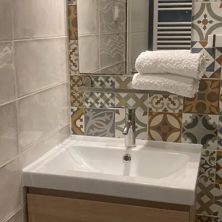 Lavender Apartment *